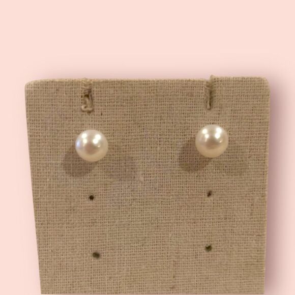 Stella & Dot ~ Essential Pearl Studs - Picture 3 of 5